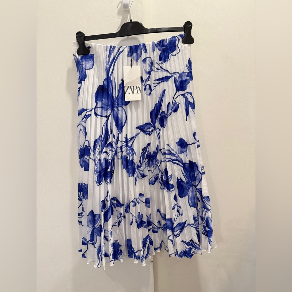 ZARA White Midi Pleated Skirt with Blue Floral Pattern 🆕